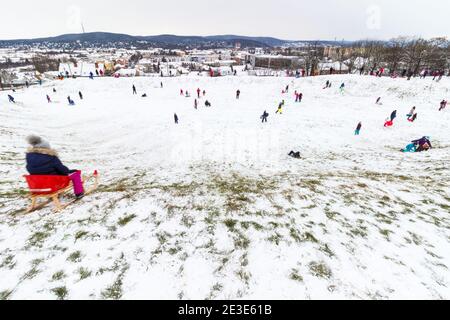 Peolpe Kinder und Erwachsene Rodeln auf dem Gelände des alten Amphitheaters im Winter auf Becsi-Domb, Sopron, Ungarn Stockfoto