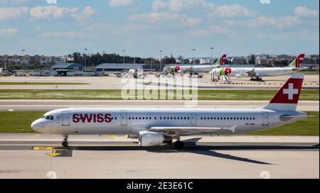 Swiss Airbus A321-111 Rufzeichen HB-IOH Ankunft und Rollen bei Flughafen Lissabon Stockfoto