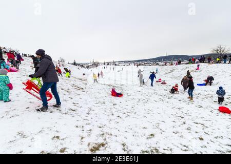 Peolpe Kinder und Erwachsene Rodeln auf dem Gelände des alten Amphitheaters im Winter auf Becsi-Domb, Sopron, Ungarn Stockfoto