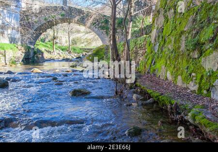 Mittelalterliche Fuente Chiquita Brücke in Hervas, Ambroztal Dorf. Caceres, Extremadura, Spanien Stockfoto