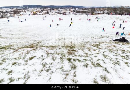 Peolpe Kinder und Erwachsene Rodeln auf dem Gelände des alten Amphitheaters im Winter auf Becsi-Domb, Sopron, Ungarn Stockfoto