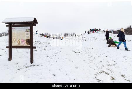 Peolpe Kinder und Erwachsene Rodeln auf dem Gelände des alten Amphitheaters im Winter auf Becsi-Domb, Sopron, Ungarn Stockfoto