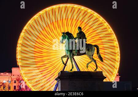 Riesenrad in Place Bellecour bei Nacht, Lyon, Frankreich Stockfoto