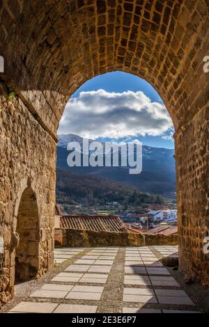 Santa Maria Kirche, ehemalige Templer Bastion. Hervas, Ambroz Valley Dorf. Caceres, Extremadura, Spanien Stockfoto