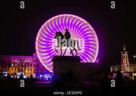 Riesenrad in Place Bellecour bei Nacht, Lyon, Frankreich Stockfoto