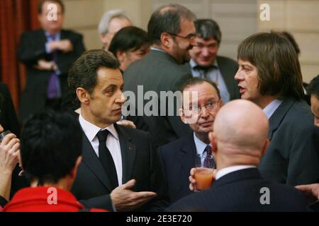 Der französische Präsident Nicolas Sarkozy (L) spricht mit dem CGT-Generalsekretär Bernard Thibault (R) in Anwesenheit des Beraters des französischen Präsidenten Raymond Soubie, nachdem er am 19. Januar 2009 seine Neujahrswünsche an die französischen Gewerkschaftstruppen im Elysee-Palast in Paris, Frankreich, gegeben hatte. Foto von Romuald Meigneux/Pool/ABACAPRESS.COM Stockfoto