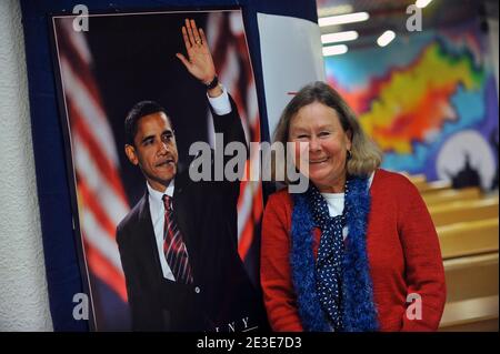 Joan Helbling aus Honolulu, eine ehemalige Lehrerin des US-Präsidenten Barack Obama, als in die Punahou Schule in Hawaii besuchte, steht neben einem Obama-Plakat während der Einweihungsfeier für den neuen US-Präsidenten Barack Obama an der American Business School in Paris, Frankreich am 20. Januar 2009. Foto von Mousse/ABACAPRESS.COM Stockfoto