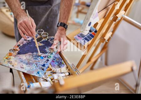 Nahaufnahme Foto von bunten Farben Palette im Kunststudio, Künstler mischen Farben für das Zeichnen auf Leinwand Stockfoto