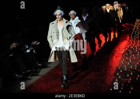 Models zeigen Kreationen des britischen Designers John Galliano für seine Ausstellung Menswear Autumn/Winter 2009/2010 in Paris, Frankreich, am 23. Januar 2009. Foto von Frederic Nebinger-Thierry Orban/ABACAPRESS.COM Stockfoto