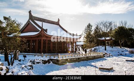 Montreal, Kanada - 5. Januar 2021: Pavillon im chinesischen Stil im Botanischen Garten von Montreal Stockfoto