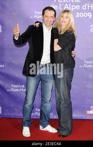 Gad Elmaleh (L) und Pascale Arbillot beim 12. 'Alpe d'Huez Comedy Film Festival', das am 24. Januar 2009 in l'Alpe d'Huez, Frankreich, stattfand. Foto von Guignebourg-Taamallah/ABACAPRESS.COM Stockfoto