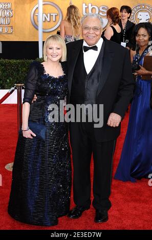 James Earl Jones und seine Frau Cecilia Hart kommen zur 15. Annual Screen Actors Guild Awards Zeremonie, die am 25. Januar 2009 im Shrine Auditorium in Los Angeles, CA, USA, stattfand. Foto von Lionel Hahn/ABACAPRESS.COM Stockfoto