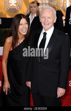 Sir Anthony Hopkins und seine Frau Stella Arroyave kommen zur 15. Annual Screen Actors Guild Awards Zeremonie, die am 25. Januar 2009 im Shrine Auditorium in Los Angeles, CA, USA, stattfand. Foto von Lionel Hahn/ABACAPRESS.COM Stockfoto