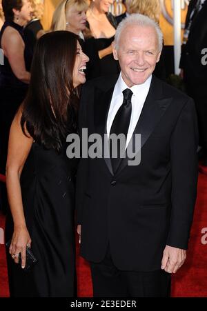 Sir Anthony Hopkins und seine Frau Stella Arroyave kommen zur 15. Annual Screen Actors Guild Awards Zeremonie, die am 25. Januar 2009 im Shrine Auditorium in Los Angeles, CA, USA, stattfand. Foto von Lionel Hahn/ABACAPRESS.COM Stockfoto