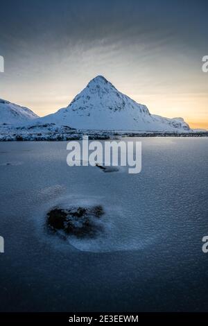 Stob nan Cabar, auf Buachaille Etive Beag, Glencoe, mit Lochan na Fola im Vordergrund. Der Pass von Glencoe und die drei Schwestern befinden sich auf der rechten Seite. Stockfoto