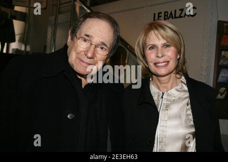 Robert Hossein und Candice Patou bei der Franck Sorbier Herbst-Winter 2009-2010 Fashion Show in Paris, Frankreich am 27. Januar 2009. Foto von Denis Guignebourg/ABACAPRESS.COM Stockfoto