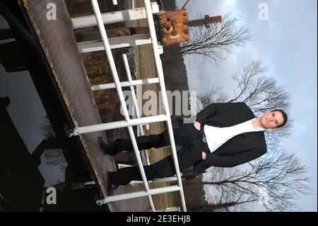 Der französische Sänger Damien Jean ist der neue Trubel im Internet. Er posiert in seinem Dorf, Souppes sur Loing, Frankreich, am 28. Januar 2009. Foto von Nicolas Gouhier/ABACAPRESS.COM Stockfoto