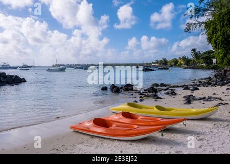 Kajaks am Strand - Mauritius Stockfoto