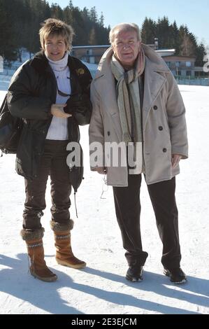 Die französische Schauspielerin Veronique Jannot und Pierre Mondy während des 16. Filmfestivals 'Fantastik Art' in Gerardmer, Frankreich, am 29. Januar 2009. Foto von Giancarlo Gorassini/ABACAPRESS.COM Stockfoto