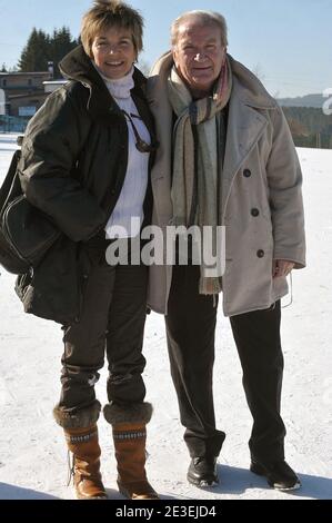 Die französische Schauspielerin Veronique Jannot und Pierre Mondy während des 16. Filmfestivals 'Fantastik Art' in Gerardmer, Frankreich, am 29. Januar 2009. Foto von Giancarlo Gorassini/ABACAPRESS.COM Stockfoto