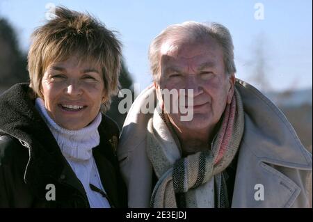 Die französische Schauspielerin Veronique Jannot und Pierre Mondy während des 16. Filmfestivals 'Fantastik Art' in Gerardmer, Frankreich, am 29. Januar 2009. Foto von Giancarlo Gorassini/ABACAPRESS.COM Stockfoto