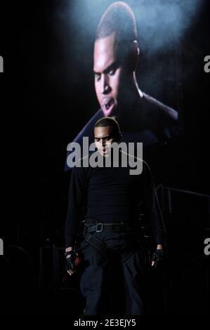 Chris Brown tritt am 29. Januar 2009 live in der P.O.P.B. Arena in Paris auf. Foto von Mehdi Taamallah/ABACAPRESS.COM Stockfoto