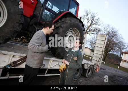 Jean Luc Blanc dans son Exploitation situee a Brocas pres de Mont de Marsan dans les Landes, France le 29 Janvier 2009. Il est l'un des principaux sylviculteurs producteurs de Pins des Landes et du Sud ouest de la France et possede 400 Hektar d 'arbres. La tempete qui a ravage la Region lui a detruit pres de la moitie de ses 400 Hektar. Comme la plus part des exploitants Landais, il n'etait pas Assure et il faudra 10 ans avant que de nouveaux plants commencent a devenir des arbustes. Foto Patrick Bernard/ABACAPRESS.COM Stockfoto