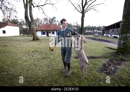 Jean Luc Blanc avec sa chienne dans son Exploitation situee a Brocas pres de Mont de Marsan dans les Landes, France le 29 Janvier 2009. Il est l'un des principaux sylviculteurs producteurs de Pins des Landes et du Sud ouest de la France et possede 400 Hektar d 'arbres. La tempete qui a ravage la Region lui a detruit pres de la moitie de ses 400 Hektar. Comme la plus part des exploitants Landais, il n'etait pas Assure et il faudra 10 ans avant que de nouveaux plants commencent a devenir des arbustes. Foto Patrick Bernard/ABACAPRESS.COM Stockfoto