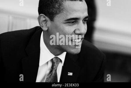 US-Präsident Barack Obama sitzt am 29. Januar 2009 bei Treffen im Oval Office des Weißen Hauses in Washington, DC. Foto von Olivier Douliery/ABACAPRESS.COM Stockfoto