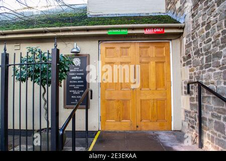 OAKHAM, RUTLAND, ENGLAND – Dezember 31 2020: NUR EIN- und AUSSTIEG Schilder über den Türen am Eingang von Captain Noel Newton JD Wetherspoon p Stockfoto