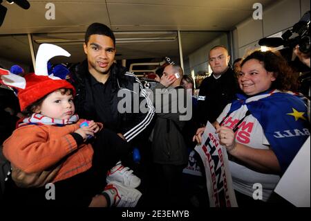 Der französische Spieler Daniel Narcisse kommt mit dem französischen Team am 2. Februar 2009 auf dem Flughafen von Charles de Gaulle in der Nähe von Paris an. Die französische Nationalmannschaft gewann den Titel der 21. Herren Handball-Weltmeisterschaft nach ihrem Sieg gegen die Gastgeber Kroaten 24-19 in der kroatischen Hauptstadt Zagreb. Foto von Mehdi Taamallah/ABACAPRESS.COM Stockfoto