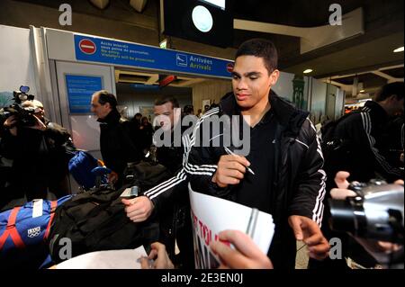 Der französische Spieler Daniel Narcisse kommt mit dem französischen Team am 2. Februar 2009 auf dem Flughafen von Charles de Gaulle in der Nähe von Paris an. Die französische Nationalmannschaft gewann den Titel der 21. Herren Handball-Weltmeisterschaft nach ihrem Sieg gegen die Gastgeber Kroaten 24-19 in der kroatischen Hauptstadt Zagreb. Foto von Mehdi Taamallah/ABACAPRESS.COM Stockfoto