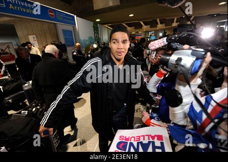 Der französische Spieler Daniel Narcisse kommt mit dem französischen Team am 2. Februar 2009 auf dem Flughafen von Charles de Gaulle in der Nähe von Paris an. Die französische Nationalmannschaft gewann den Titel der 21. Herren Handball-Weltmeisterschaft nach ihrem Sieg gegen die Gastgeber Kroaten 24-19 in der kroatischen Hauptstadt Zagreb. Foto von Mehdi Taamallah/ABACAPRESS.COM Stockfoto