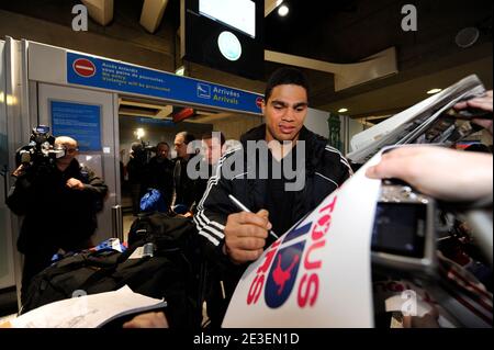 Der französische Spieler Daniel Narcisse kommt mit dem französischen Team am 2. Februar 2009 auf dem Flughafen von Charles de Gaulle in der Nähe von Paris an. Die französische Nationalmannschaft gewann den Titel der 21. Herren Handball-Weltmeisterschaft nach ihrem Sieg gegen die Gastgeber Kroaten 24-19 in der kroatischen Hauptstadt Zagreb. Foto von Mehdi Taamallah/ABACAPRESS.COM Stockfoto