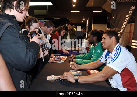 Der französische Spieler Daniel Narcisse im Adidas-Store für eine Pressekonferenz am 2. Februar 2009 in Paris, Frankreich. Die französische Nationalmannschaft gewann den Titel der 21. Herren Handball-Weltmeisterschaft nach ihrem Sieg gegen die Gastgeber Kroaten 24-19 in der kroatischen Hauptstadt Zagreb. Foto von Nicolas Gouhier/Cameleon/ABACAPRESS.COM Stockfoto