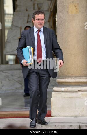 Der französische Hochkommissar für aktive Solidarität gegen Armut Martin Hirsch verlässt am 04. Februar 2009 den ministerrat im Elysée-Palast in Paris. Foto von Giancarlo Gorassini/ABACAPRESS.COM Stockfoto