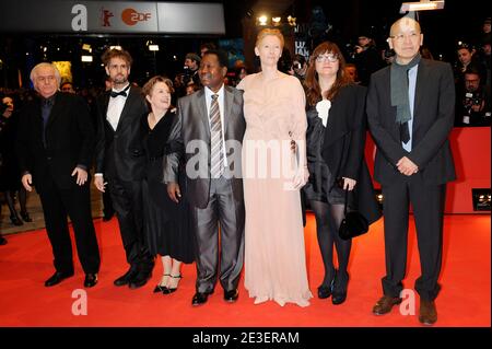 Jurymitglieder (L-R) der schwedische Mysterienschriftsteller Henning Mankell, der deutsche Theaterregisseur Christoph Schlingensief, die US-Sternekoch und Food-Aktivistin Alice Waters, der Filmregisseur Gaston Kabore aus Burkina Faso, die schottische Schauspielerin und Jurypräsidentin Tilda Swinton, die spanische Drehbuchautorin und Regisseurin Isabel Coixet Und der aus Hongkong stammende Regisseur Wayne Wang kam am 5. Februar 2009 bei der Premiere von "The International" im Rahmen der 59. Berliner Filmfestspiele im Berlinale Palast in Berlin an. Foto von Mehdi Taamallah/ABACAPRESS.COM Stockfoto