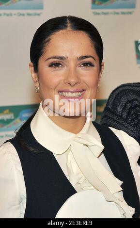 Schauspielerin Salma Hayek startet am 5. Februar 2009 beim US-Hilfswerk für UNICEF in New York City, NY, USA, das zweite Jahr der Kampagne „One Pack = One Vaccine“, einer Partnerschaft zwischen Pampers und UNICEF, die lebensrettende Impfstoffe zur Eliminierung des mütterlichen und neonatalen Tetanus liefert. Bis zum 1. Mai 2009 wird Pampers für jedes speziell gekennzeichnete Paket von Pampers-Produkten, das in den USA und Kanada erworben wurde, UNICEF Mittel für einen lebensrettenden Tetanus-Impfstoff bereitstellen. Foto von Slaven Vlasic/ABACAPRESS.COM Stockfoto