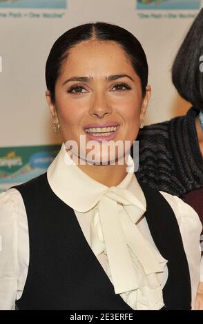 Schauspielerin Salma Hayek startet am 5. Februar 2009 beim US-Hilfswerk für UNICEF in New York City, NY, USA, das zweite Jahr der Kampagne „One Pack = One Vaccine“, einer Partnerschaft zwischen Pampers und UNICEF, die lebensrettende Impfstoffe zur Eliminierung des mütterlichen und neonatalen Tetanus liefert. Bis zum 1. Mai 2009 wird Pampers für jedes speziell gekennzeichnete Paket von Pampers-Produkten, das in den USA und Kanada erworben wurde, UNICEF Mittel für einen lebensrettenden Tetanus-Impfstoff bereitstellen. Foto von Slaven Vlasic/ABACA Stockfoto