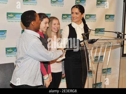 Schauspielerin Salma Hayek startet am 5. Februar 2009 beim US-Hilfswerk für UNICEF in New York City, NY, USA, das zweite Jahr der Kampagne „One Pack = One Vaccine“, einer Partnerschaft zwischen Pampers und UNICEF, die lebensrettende Impfstoffe zur Eliminierung des mütterlichen und neonatalen Tetanus liefert. Bis zum 1. Mai 2009 wird Pampers für jedes speziell gekennzeichnete Paket von Pampers-Produkten, das in den USA und Kanada erworben wurde, UNICEF Mittel für einen lebensrettenden Tetanus-Impfstoff bereitstellen. Foto von Slaven Vlasic/ABACA Stockfoto
