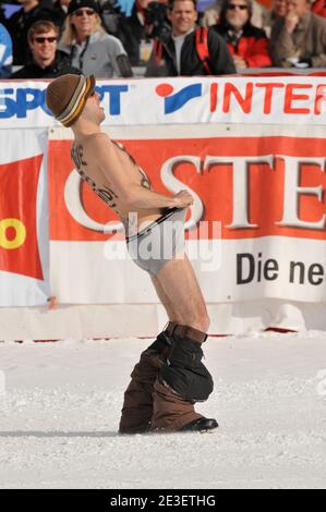 Beim Men's Downhill Event auf dem Face de Bellevarde Course im Val d'Isere, Frankreich, läuft am 2009. Februar ein Streaker durch den Zielbereich. Foto von Thierry Orban/Cameleon/ABACAPRESS.COM Stockfoto