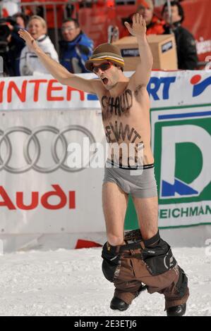 Beim Men's Downhill Event auf dem Face de Bellevarde Course im Val d'Isere, Frankreich, läuft am 2009. Februar ein Streaker durch den Zielbereich. Foto von Thierry Orban/Cameleon/ABACAPRESS.COM Stockfoto