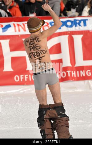 Beim Men's Downhill Event auf dem Face de Bellevarde Course im Val d'Isere, Frankreich, läuft am 2009. Februar ein Streaker durch den Zielbereich. Foto von Thierry Orban/Cameleon/ABACAPRESS.COM Stockfoto