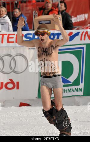 Beim Men's Downhill Event auf dem Face de Bellevarde Course im Val d'Isere, Frankreich, läuft am 2009. Februar ein Streaker durch den Zielbereich. Foto von Thierry Orban/Cameleon/ABACAPRESS.COM Stockfoto