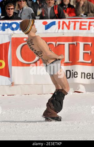 Beim Men's Downhill Event auf dem Face de Bellevarde Course im Val d'Isere, Frankreich, läuft am 2009. Februar ein Streaker durch den Zielbereich. Foto von Thierry Orban/Cameleon/ABACAPRESS.COM Stockfoto