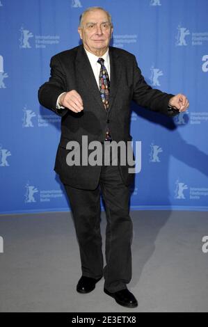 Der französische Regisseur Claude Chabrol posiert während der Fotoaktion für seinen Film 'Bellamy', der im Berlinale Special auf den 59. Berlinale Filmfestspielen in Berlin am 7. Februar 2009 außer Konkurrenz gezeigt wird. Die Berlinale findet vom 5. Bis 15. Februar 2009 mit 18 Produktionen statt, die um den begehrten Goldenen Bären für das beste Bild wetteifern, der am 14. Februar verliehen wird. Foto von Mehdi Taamallah/ABACAPRESS.COM Stockfoto