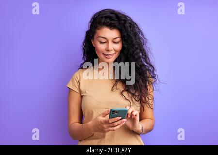 Frau mit Smartphone, Blick auf den Bildschirm, Eingabe Nachricht, isoliert Porträt Stockfoto