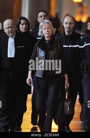 Dominique Erignac, Witwe des ehemaligen französischen Präfekten Claude Erignac, kommt mit ihrer Tochter und ihrem Anwalt Philippe Lemaire am 9. Februar 2009 in das Pariser Gerichtsgebäude, um am Prozess gegen Yvan Colonna in Paris teilzunehmen. Foto von Mousse/ABACAPRESS.COM Stockfoto