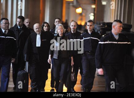 Dominique Erignac, Witwe des ehemaligen französischen Präfekten Claude Erignac, kommt mit ihrer Tochter und ihrem Anwalt Philippe Lemaire am 9. Februar 2009 in das Pariser Gerichtsgebäude, um am Prozess gegen Yvan Colonna in Paris teilzunehmen. Foto von Mousse/ABACAPRESS.COM Stockfoto