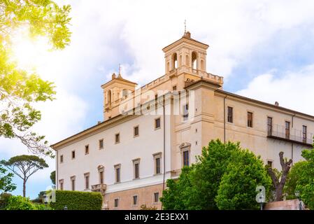 Villa Medici in Rom, Italien. Blick von der Straße Stockfoto